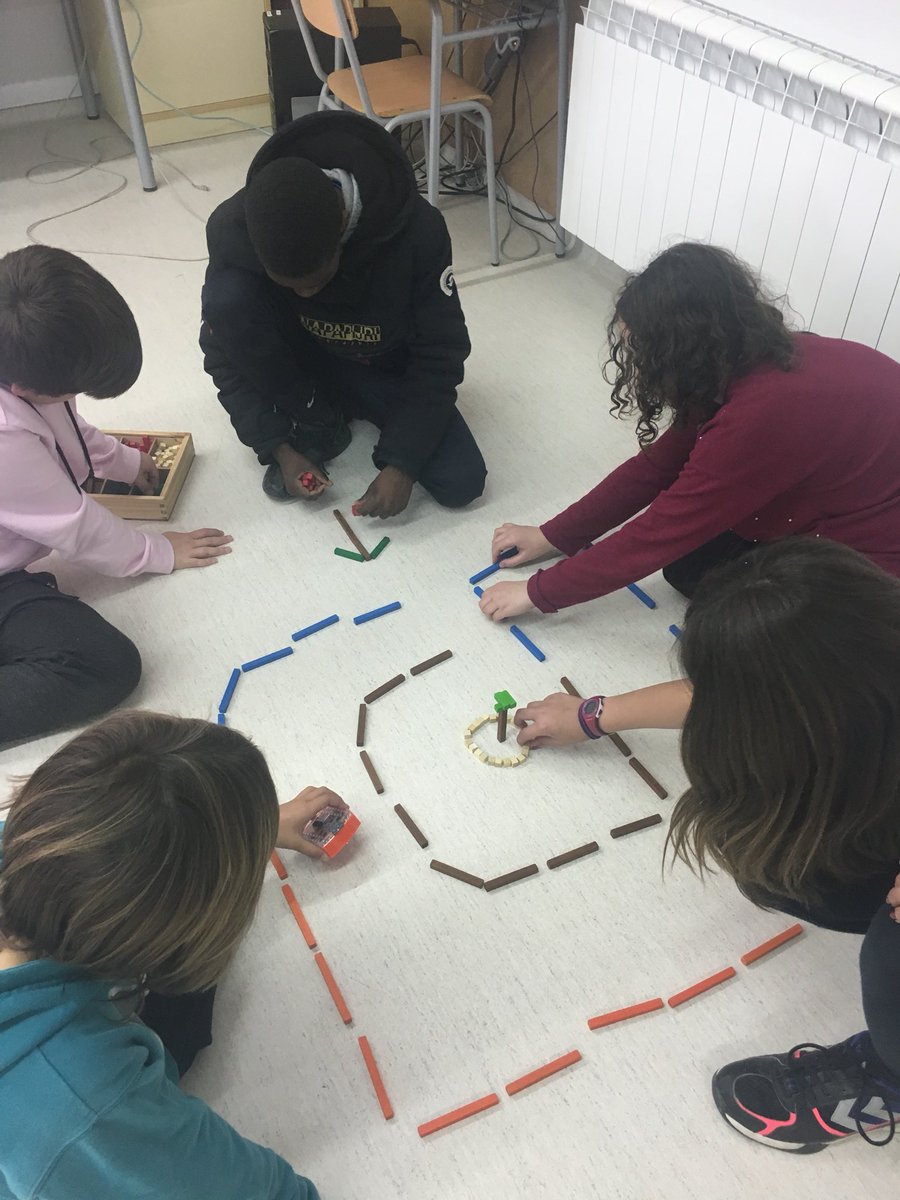 escolalledoner's tweet photo. Els #alumnes de @escolalledoner de @granollers seguim superant reptes inventats per la @vallesbot ! @CRP_Granollers @SSTTMVO @MeetEdison #robotica #STEM #cdgrans https://t.co/1v8Baiygqb