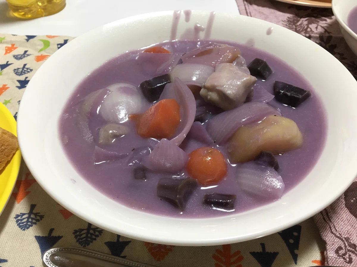 クセがすごい！！　食卓に用意されていたシチューが紫色だった理由がコレｗｗｗ