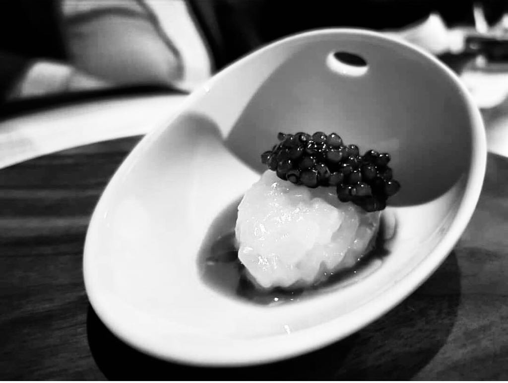 Detalle del menu de <a href="/ferranadria/">Ferran Adrià</a> , Albert Adria y <a href="/Albert_Raurich/">Albert.Raurich</a> para el décimo aniversario de Dos Palillos !!!
"Nigiri de sepia, Interiores fermentados, shiokara y caviar+Ikebana" #vajillas <a href="/CookplayCuisine/">Cookplay</a>  #gastronomia