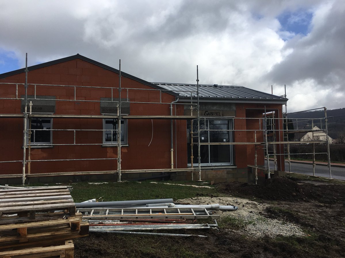Masceline3's tweet photo. ‼️🚦🏗🏡 en cours de travaux 2 nouvelles maisons à destination personnes âgées autonomes à #Polminhac #Cantal viendront se rajouter aux 6 déjà existantes - livraison juin 2018 @PolygoneSA https://t.co/5lSKglk24B