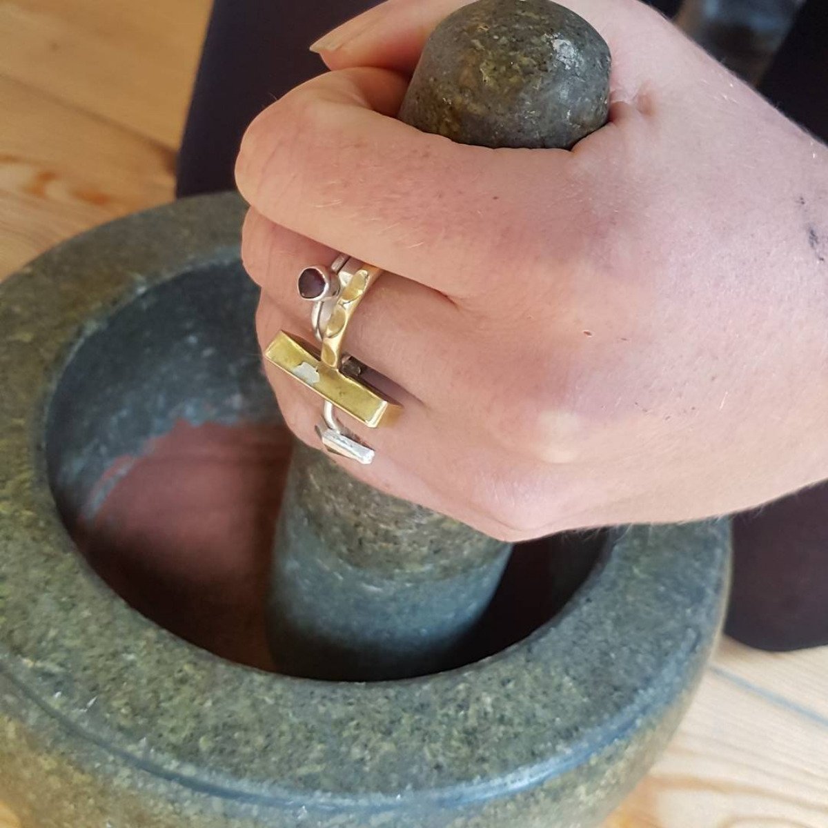 Coombestudios's tweet image. When your mind starts to scatter with a zillion things #tetheryourslf to real scenery, to making something with your hands, to real people, to having long conversations #growingcreativity images from our #painting #printmaking #drawing #course using natural &amp;amp; found pigments