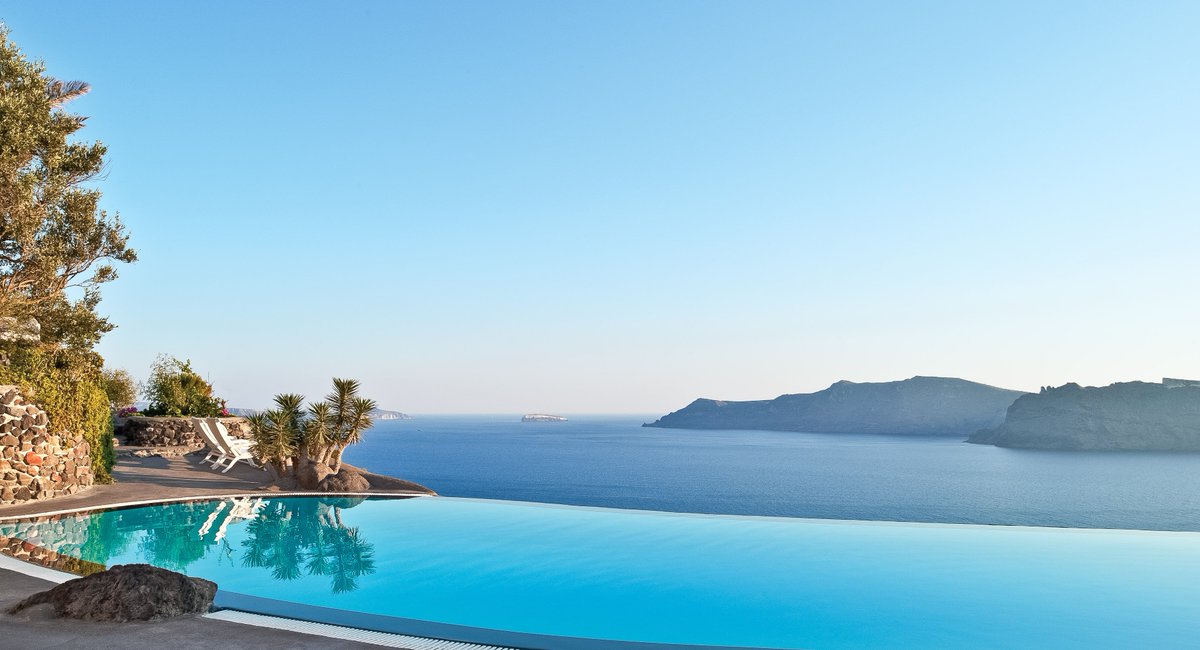 PerivolasHotel's tweet photo. The Perivolas infinity pool - Its simple elegance set in perfect harmony with the majestic scenery defines the true essence of Santorini chic.
Photo by Timos Tsoukalas https://t.co/2Nm25rmJDI