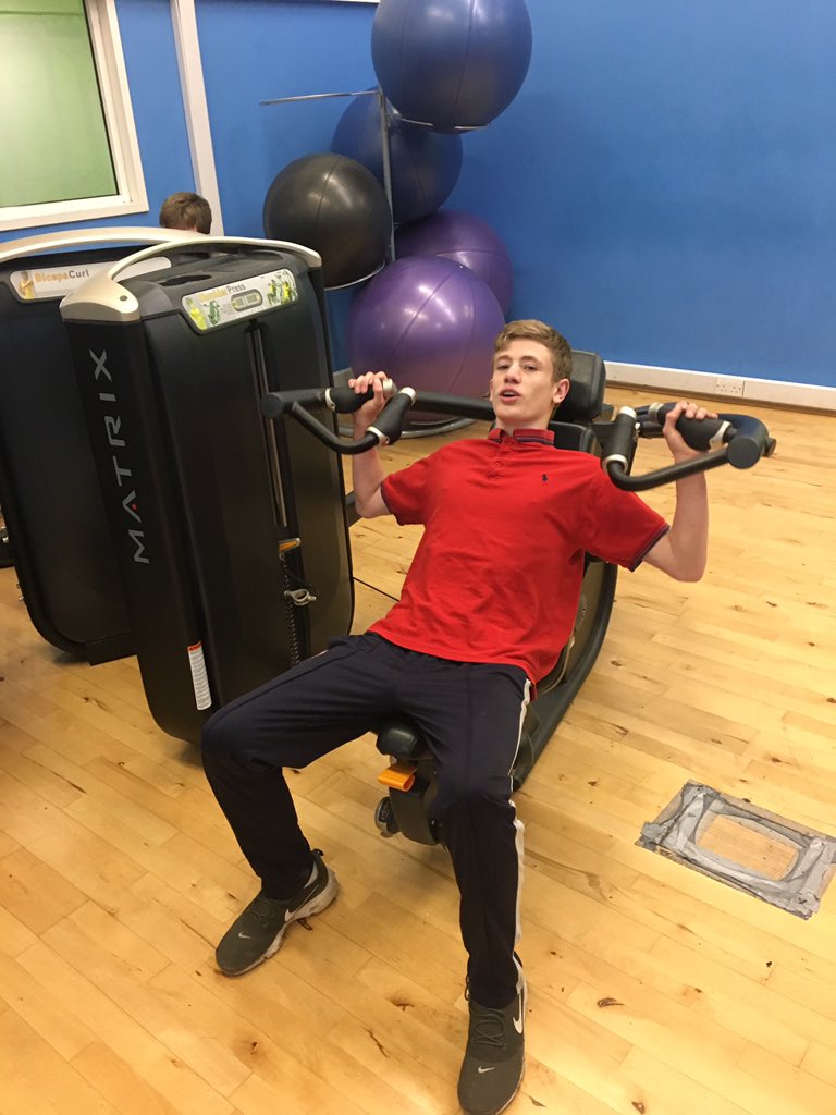 Pupils working hard in the gym this morning. A healthy body helps a healthy happy mind #gym #strongertogether #Health #HealthyBodyHappyMe @premrugby @LIRFCCommunity @LiRFC @SCLeducation @HITZRugby