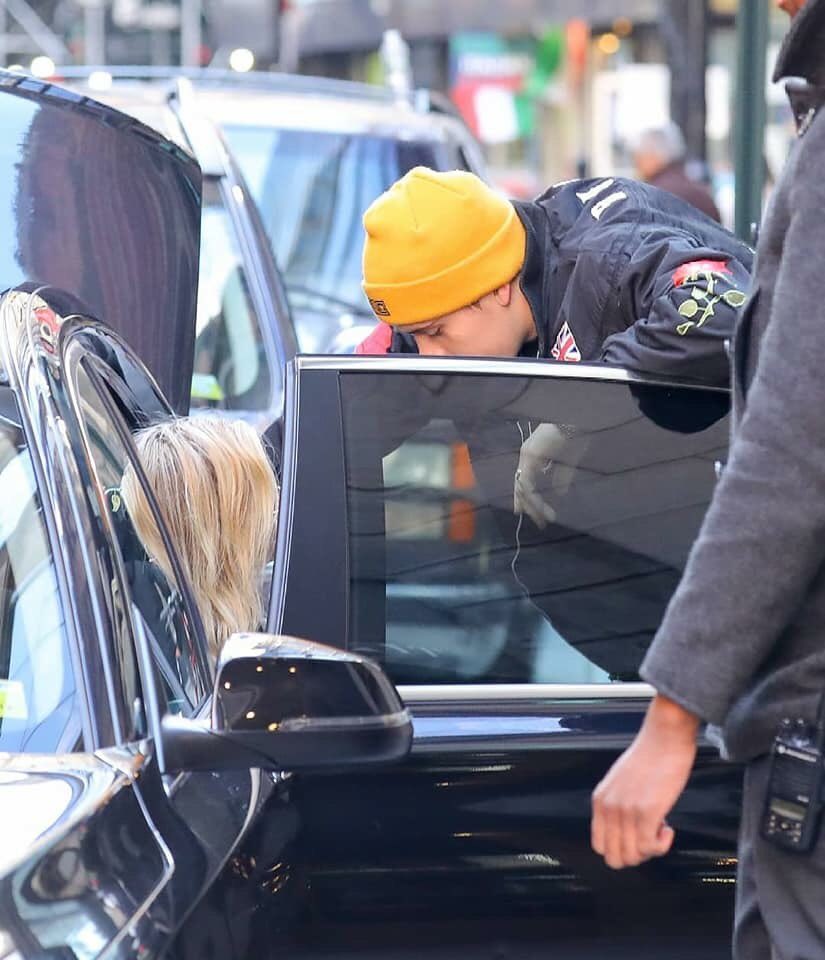 ภาพของบรู๊คลินและโคลอี้ในนิวยอร์กเมื่อวันที่ 4 มีนาคมที่ผ่านมาครับ

แอบเห็นแหวนที่นิ้วนางข้างซ้ายโคลอี้ด้วย