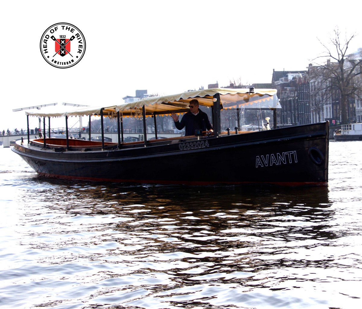 Startboot van de #HeadoftheriverAmstel 2018 is de salonboot #deAvanti. De Avanti is geen onbekende in de #roeiwereld. In 1909 voer de Avanti onder de vlag van #roeivereniging de @KRZV_De_Maas in Rotterdam. #RederijPrinsengracht #Amsterdam is trots om het startschip te zijn