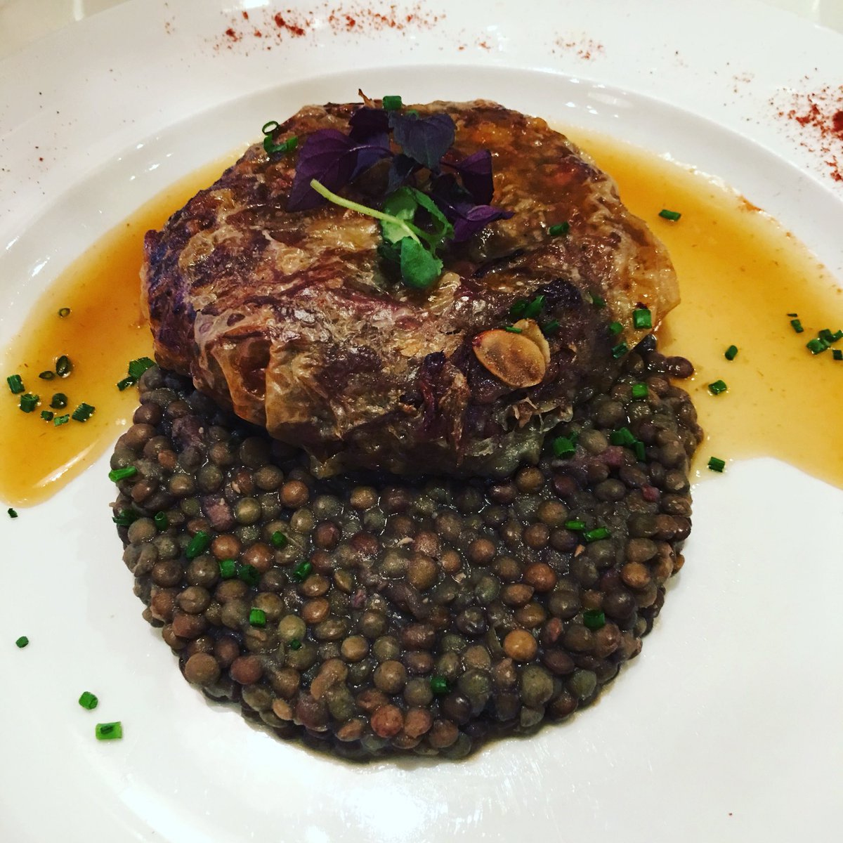 #Platdujour Pastilla de canard, lentilles vertes et sauce au miel au #restaurant le #Pharamond à #Paris #leshalles
#bonappetit !!