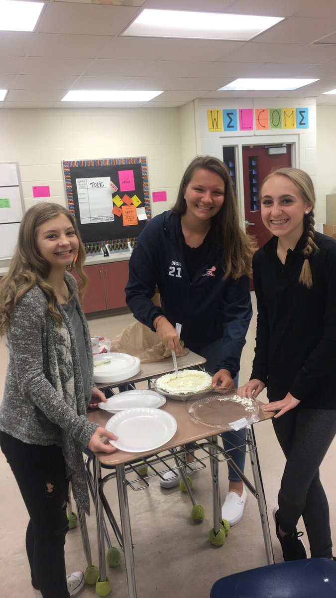 mslynchEHS's tweet photo. Happy Pi day eve!!! #welovemath #mathisfun @EsteroHS https://t.co/SekIk2tQ8j