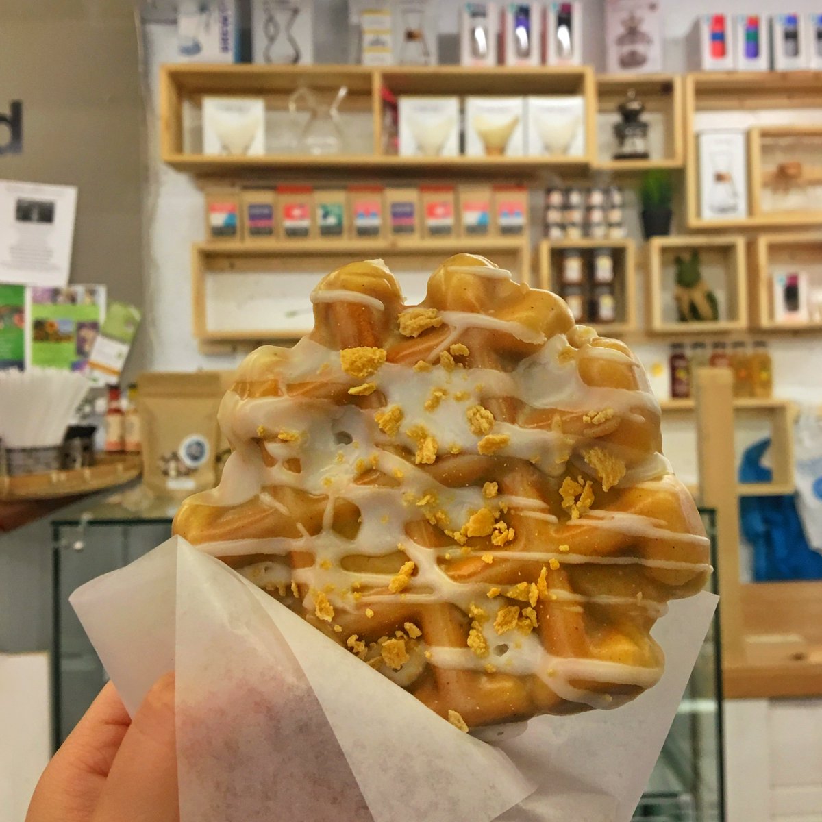 cakeandloafmrkt's tweet image. If there’s one thing I know to be true, the waffle cookie is an exceptional vessel for all those pools of Maple Cinnamon Glaze #hellsyes