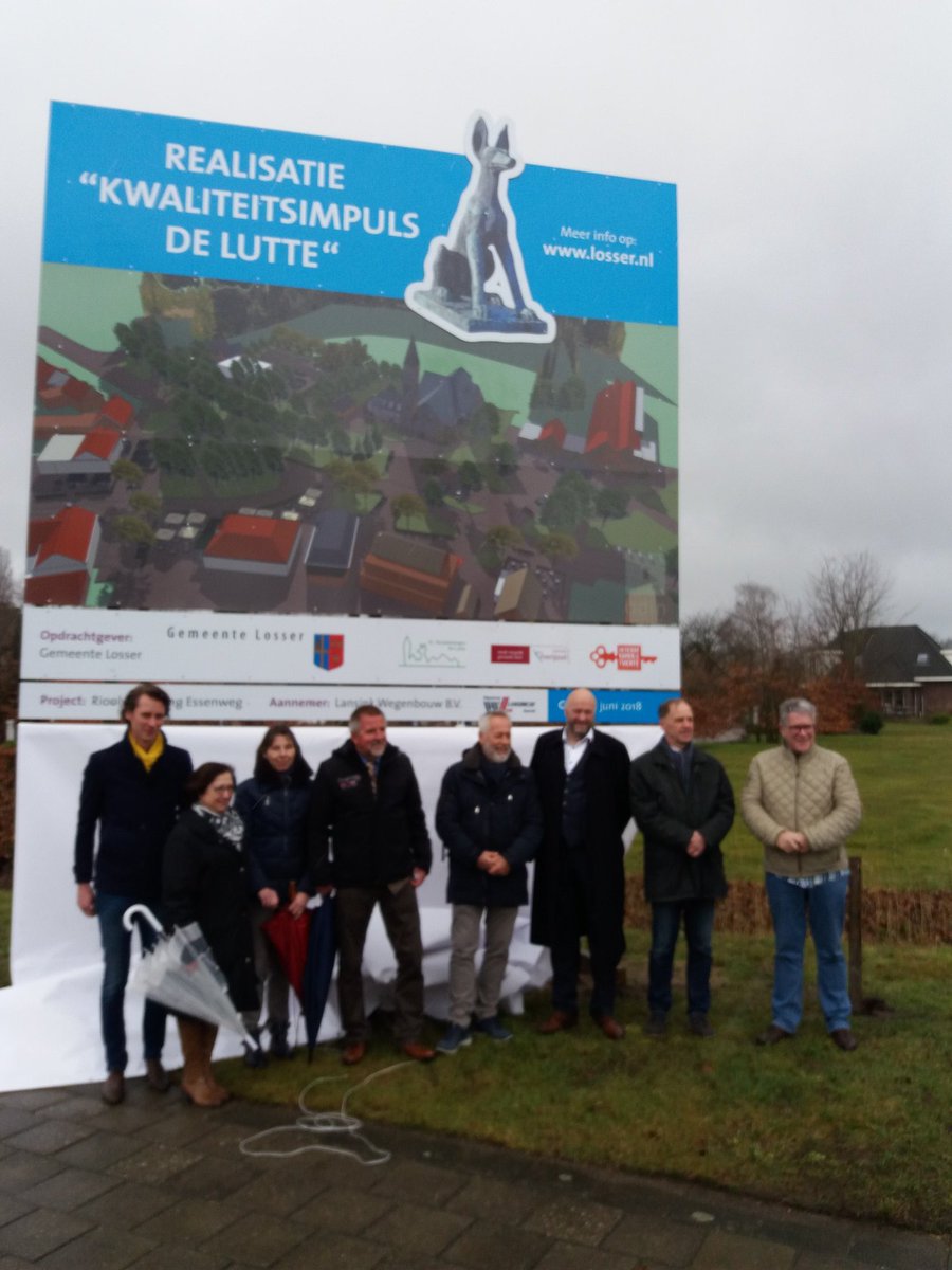 Uitvoering "Kwaliteitsimpuls De Lutte" van start: wethouder Wildschut en Dorpsraad De Lutte onthullen het projectbord.