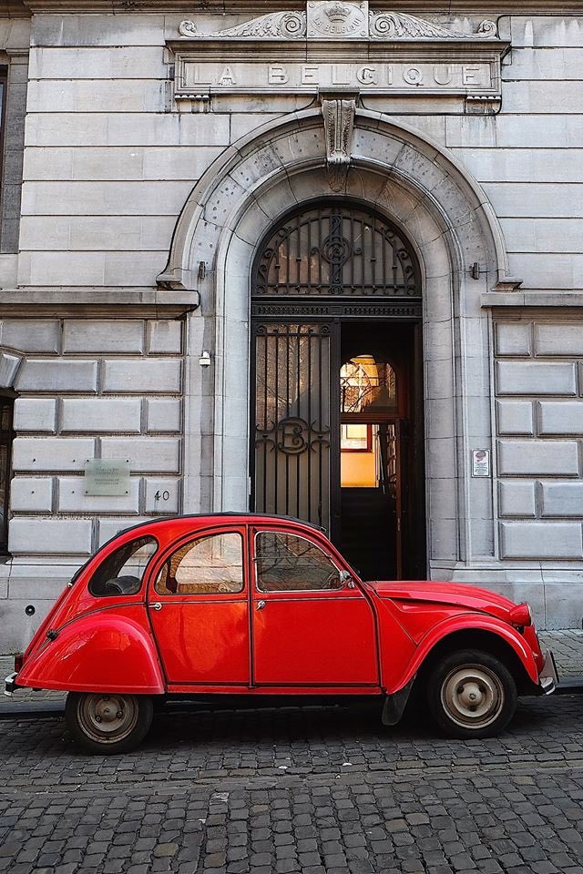 madeinbruxelles's tweet photo. Street stories... #vintage #2cv #Citroen #Bruxelles #Brussels #Welovebrussels #Visitbrussels https://t.co/Fmdez9X5gE
