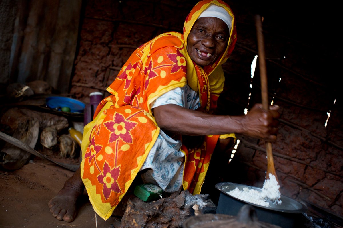 AreteStories's tweet photo. #Zanzibar introduced the first fully-funded state #pension in #EastAfrica in 2016, meaning older people can buy things they once considered luxuries - Asherjuma bought soap with her first payment!

Photo: @kateholtphoto / @HelpAge 

#StoriesThatMakeADifference https://t.co/D6vGQnKbIu