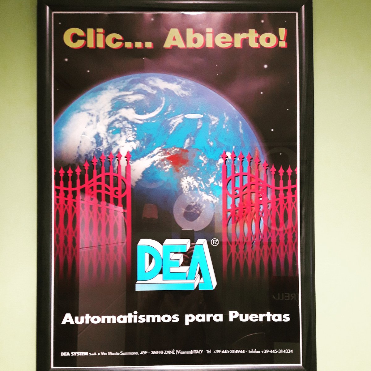 DeaSystem_ES's tweet photo. Hoy os enseñamos unos de nuestros primeros carteles promocionales, del año 2003, Clic... Abierto! 😎
Si necesitáis cualquier tipo de información llamarnos al 902330032 o mandarnos un email a deasystem@deasystem.es os atenderemos encantados. 

#deasystem #vintage #cartel #Italia https://t.co/rxG6xEJBjx