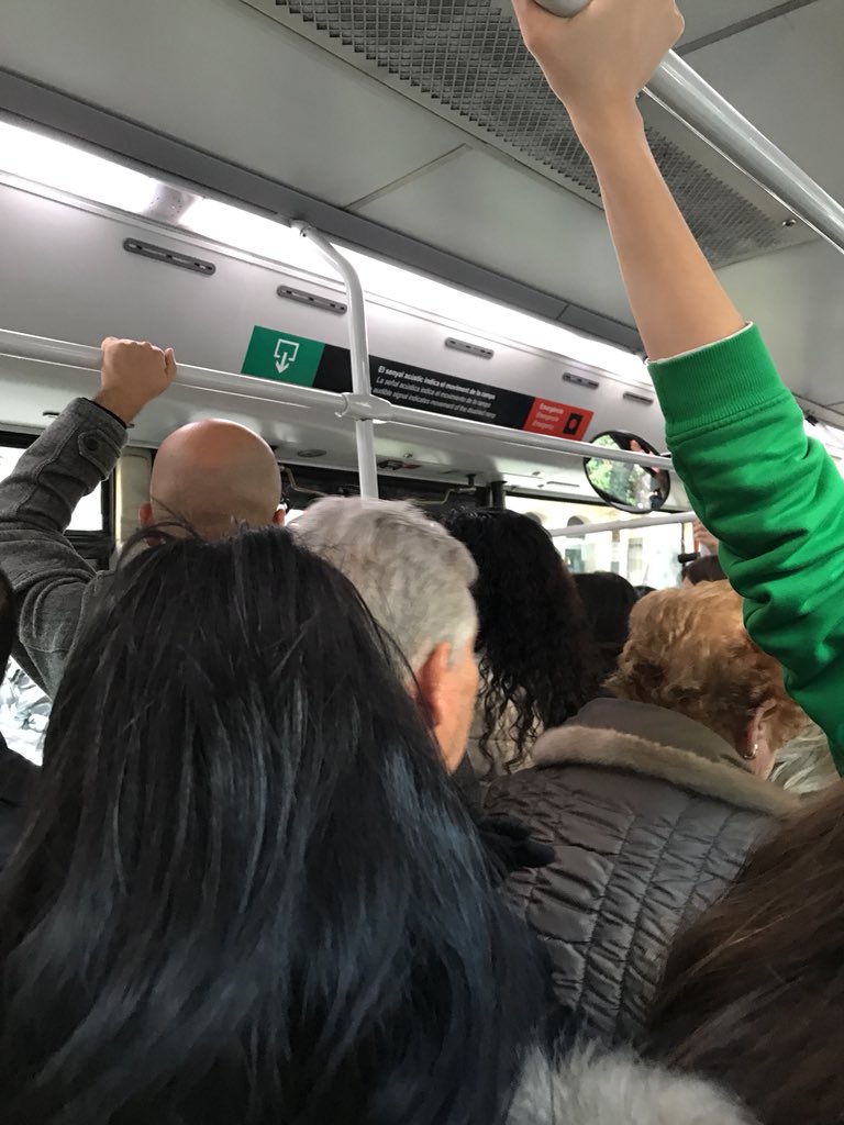 I així cada dia a la línia 34 d’autobusos. Quan us plantejareu millorar-ne el servei <a href="/TMB_Barcelona/">TMB</a> ? Amb el ‘si us plau, circuleu cap al fons, gràcies’ no n’hi ha prou. Tornar de la feina es converteix en un malson cada tarda.