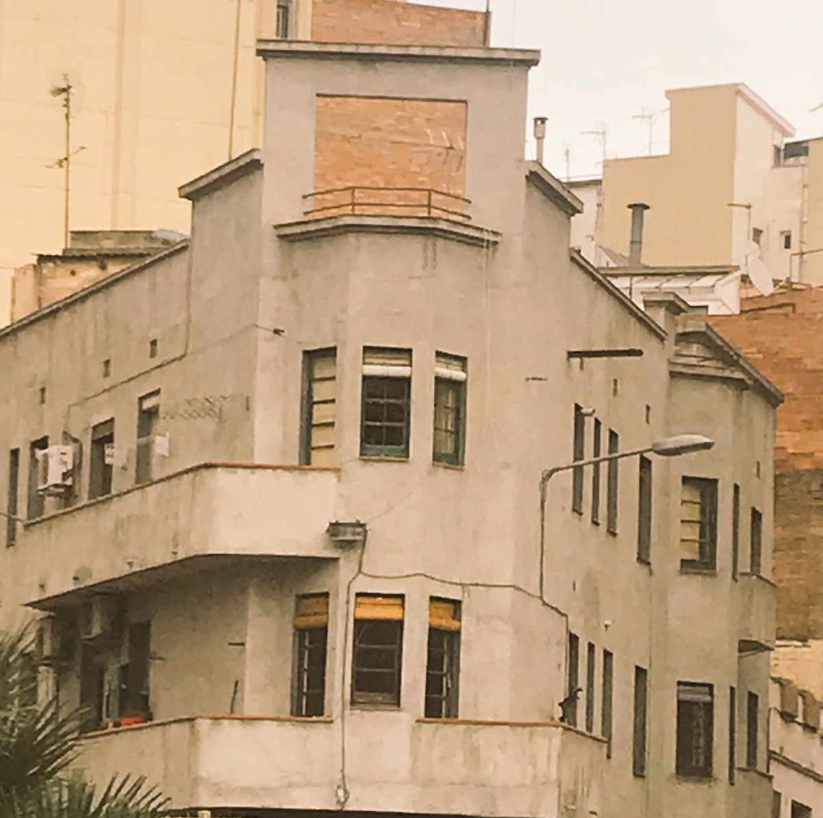 Torrassa12CA's tweet photo. Casa Sanahuja ( 1932 ) - Obra de Ramon Puig i Gairalt Extracte del Súper Llibre Guia d’ Arquitectura de L’Hospitalet de Helena Martín https://t.co/hKwQmxXjFi #AutoraLocal https://t.co/P9TrzWQM0i https://t.co/MAbcewnIJz