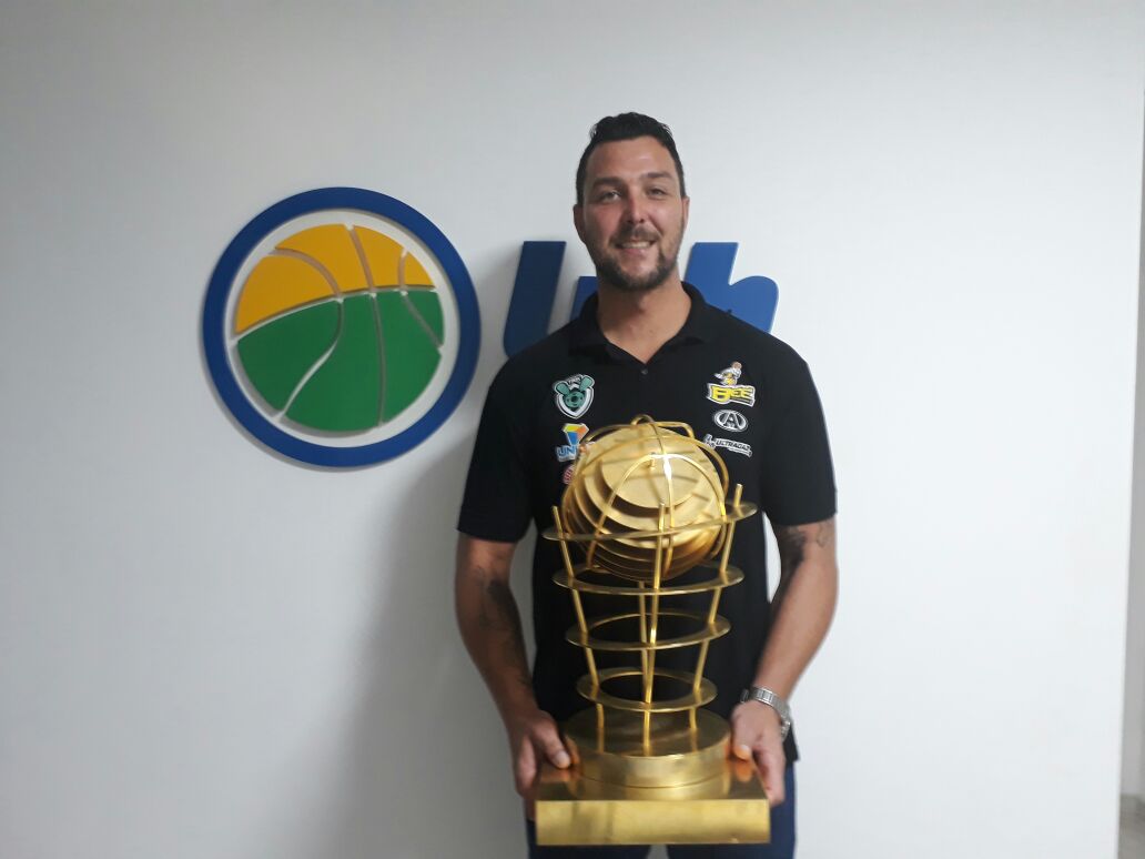 Hoje tivemos a ilustre visita do ex-jogador, @RBabby66. 👏👏
O atleta atuou pelo Utah Jazz e Toronto Raptors na <a href="/NBA/">NBA</a>. 
Bábby foi campeão pela equipe do <a href="/TimeFlamengo/">Time Flamengo</a> no #NBB 1, além de ter passagens por <a href="/BasqPaulistano/">CAP</a> , <a href="/FrancaBasquete/">Sesi Franca Basquete</a> , @mogibasqueteof e <a href="/ClubePinheiros/">EC Pinheiros</a>.