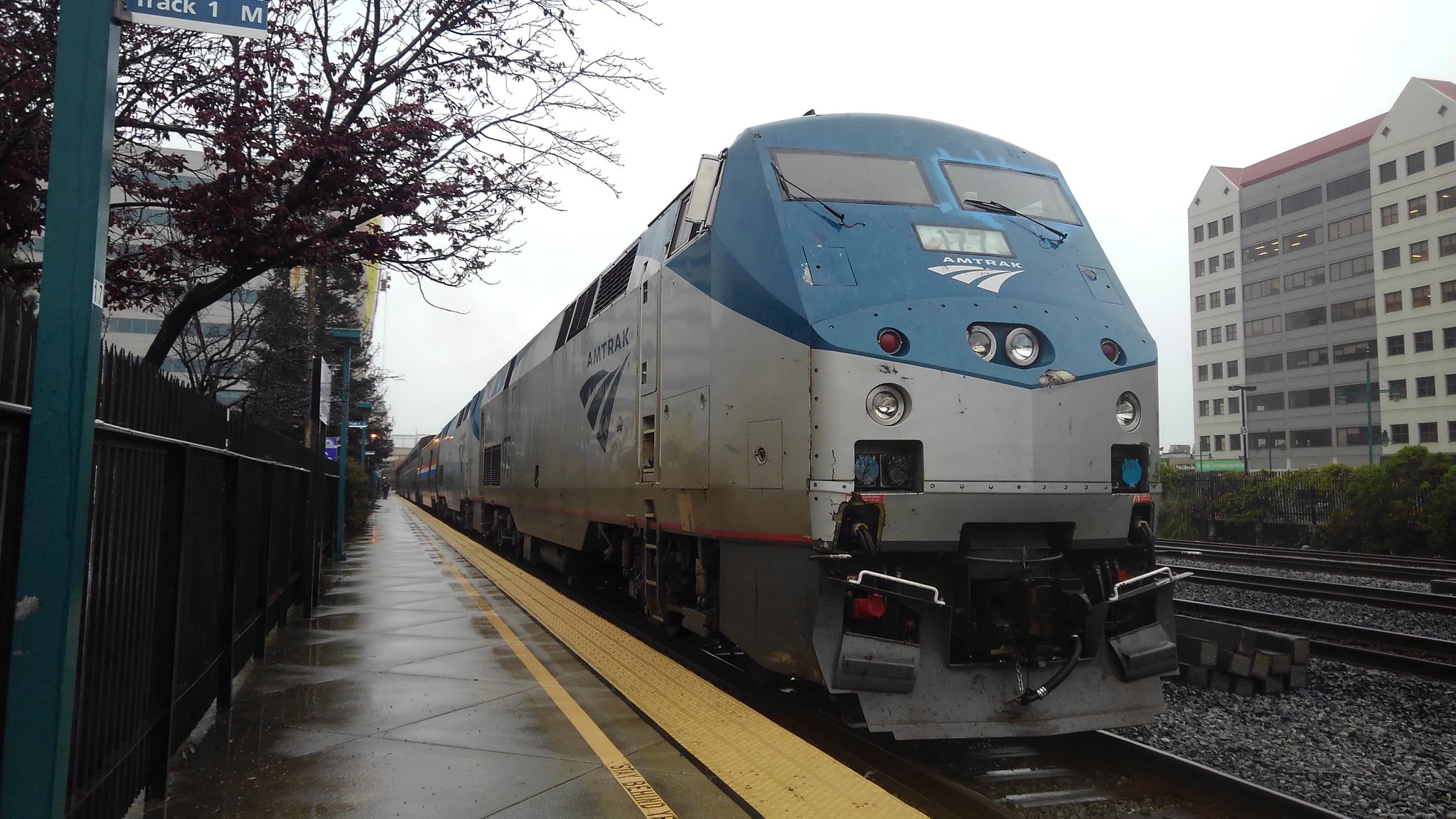 Suwa233 エメリービルから Cailfornia Zephyr カリフォルニア ゼファー 号に乗り込みます 終点のシカゴまで2438mi 3924km 53時間40分の乗車です この旅の目的は アメリカ大陸横断 雨降る中で微妙なスタートですが ロッキー山脈 Suwa233 エメリービルから Cailfornia Zephyr カリフォルニア ゼファー 号に乗り込みます 終点のシカゴまで2438mi 3924km 53時間40分の乗車です この旅の目的は アメリカ大陸横断 雨降る中で微妙なスタートですが ロッキー山脈