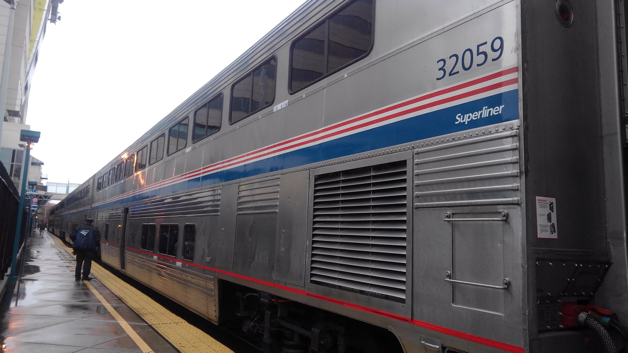 Suwa233 エメリービルから Cailfornia Zephyr カリフォルニア ゼファー 号に乗り込みます 終点のシカゴまで2438mi 3924km 53時間40分の乗車です この旅の目的は アメリカ大陸横断 雨降る中で微妙なスタートですが ロッキー山脈越えは晴れてくれ Suwa233 エメリービルから Cailfornia Zephyr カリフォルニア ゼファー 号に乗り込みます 終点のシカゴまで2438mi 3924km 53時間40分の乗車です この旅の目的は アメリカ大陸横断 雨降る中で微妙なスタートですが ロッキー山脈越えは晴れてくれ