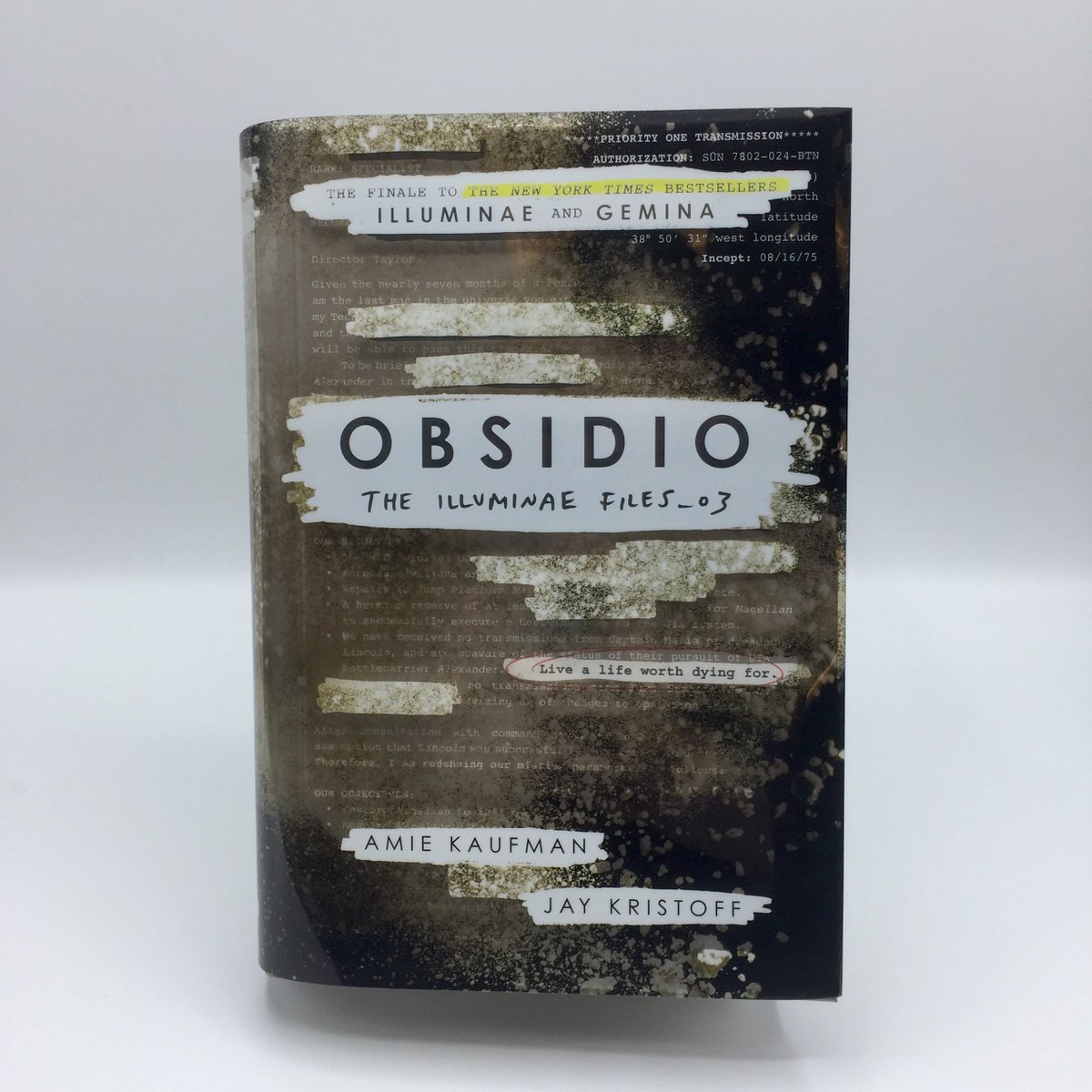 room39b's tweet photo. OBSIDIO hits shelves today! The third and final book in The Illuminae Files has a special metallic ink on the case. (This one might be my favorite one in the series.) https://t.co/xMeWXAvqx4
