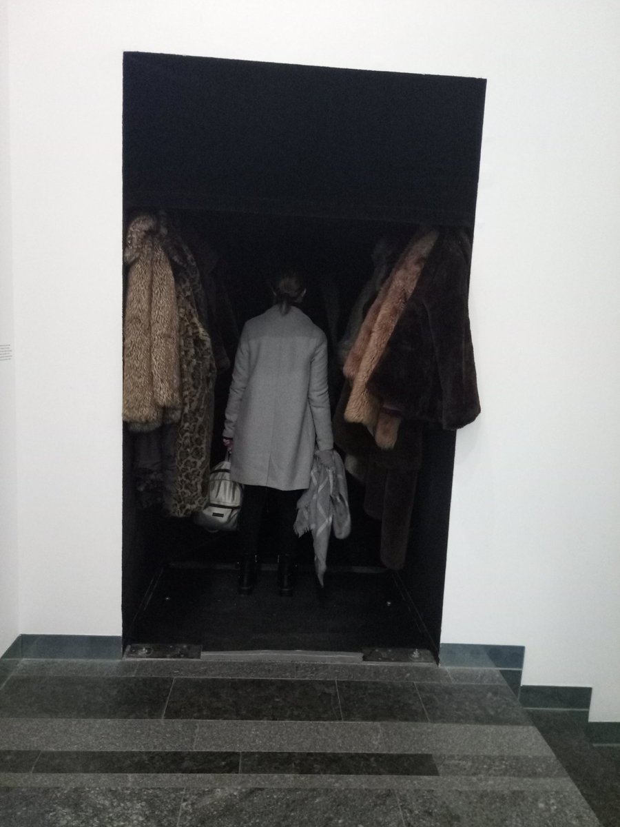 vika9817's tweet photo. Версія 2.Вхід в Нарнію https://t.co/CdKHfmtQLc