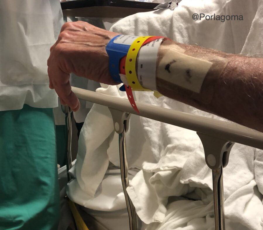 porlagoma's tweet image. En este momento @YordanoOficial entrando a quirófano, quiso el azar de las enfermeras que usara  los colores de nuestra bandera. Oremos por Gio 🙏🏽