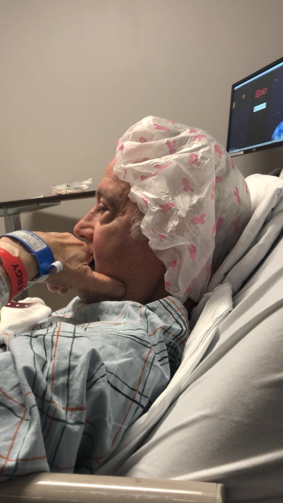 porlagoma's tweet image. En este momento @YordanoOficial entrando a quirófano, quiso el azar de las enfermeras que usara  los colores de nuestra bandera. Oremos por Gio 🙏🏽