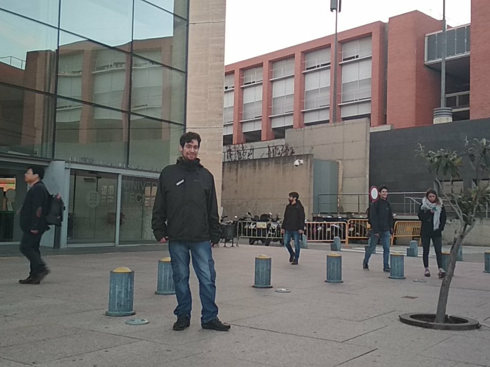 carlescamara's tweet photo. #mapathonupc #ep3 #ep10 paviment amb solcs, enllumenat baix i bolards irregulars dificulten la circulació a la plaça https://t.co/hT6jGTrg4P