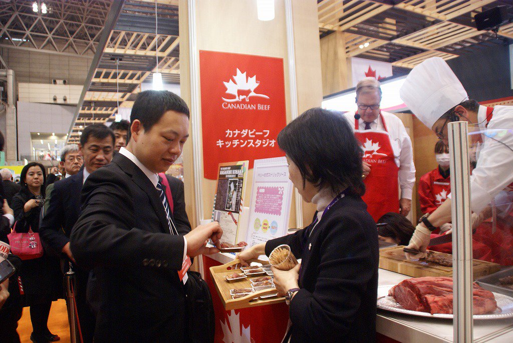 CanadianBeef's tweet photo. Minister Lawrence MacAulay, Canada Beef President Francis Andres, and Japan lead Daisuke Shimojima collaborated their cooking skills at Food Ex Japan last week, Asia's largest trade show for food. https://t.co/8LqJ2G7vAg
