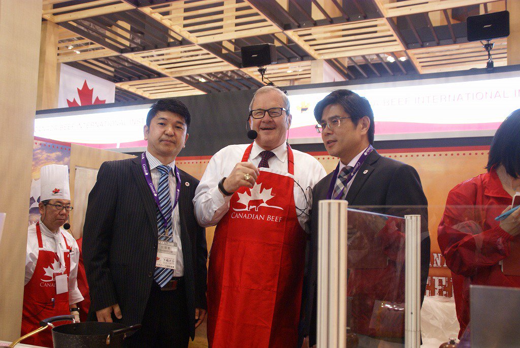 CanadianBeef's tweet photo. Minister Lawrence MacAulay, Canada Beef President Francis Andres, and Japan lead Daisuke Shimojima collaborated their cooking skills at Food Ex Japan last week, Asia's largest trade show for food. https://t.co/8LqJ2G7vAg