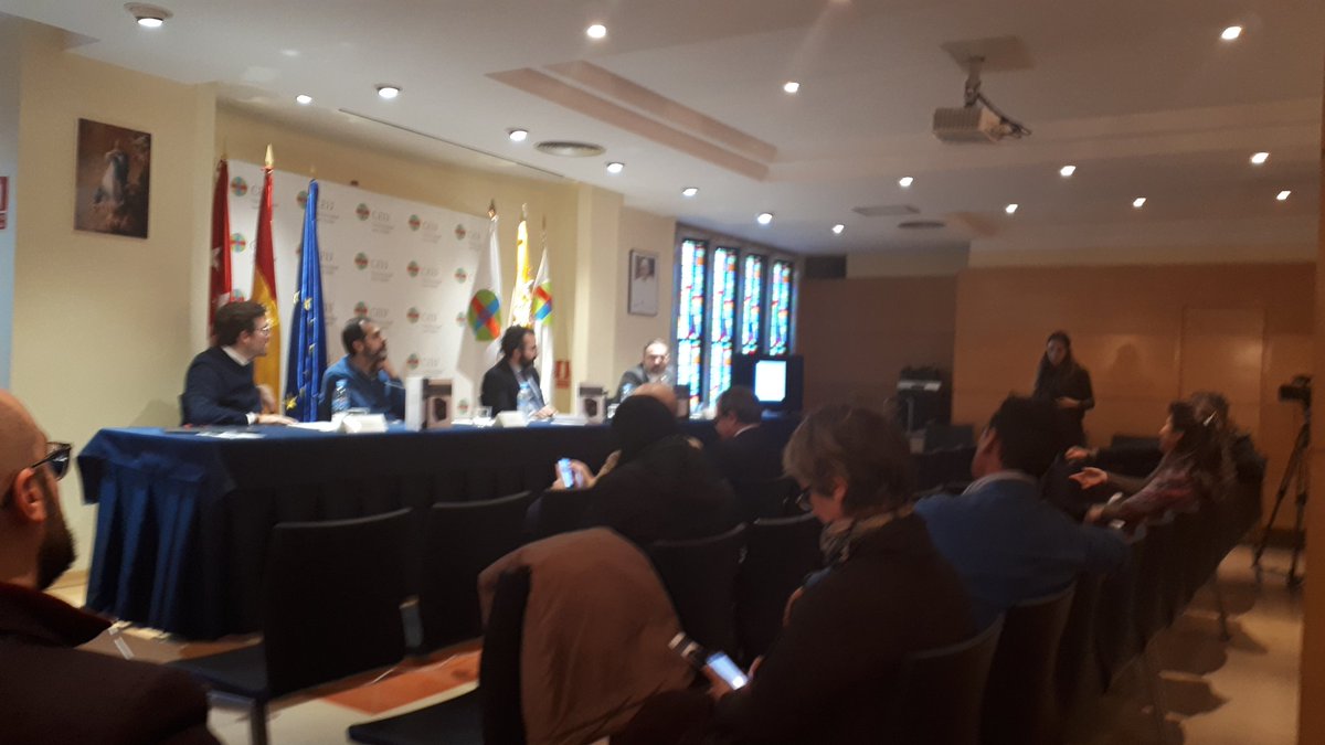 USPCEUHumYCom's tweet photo. @masanti75 "El eje de la fotografía es la persona y cómo te planteas a la persona que tienes enfrente" #CameraHandling https://t.co/VTDGqBx6Sn