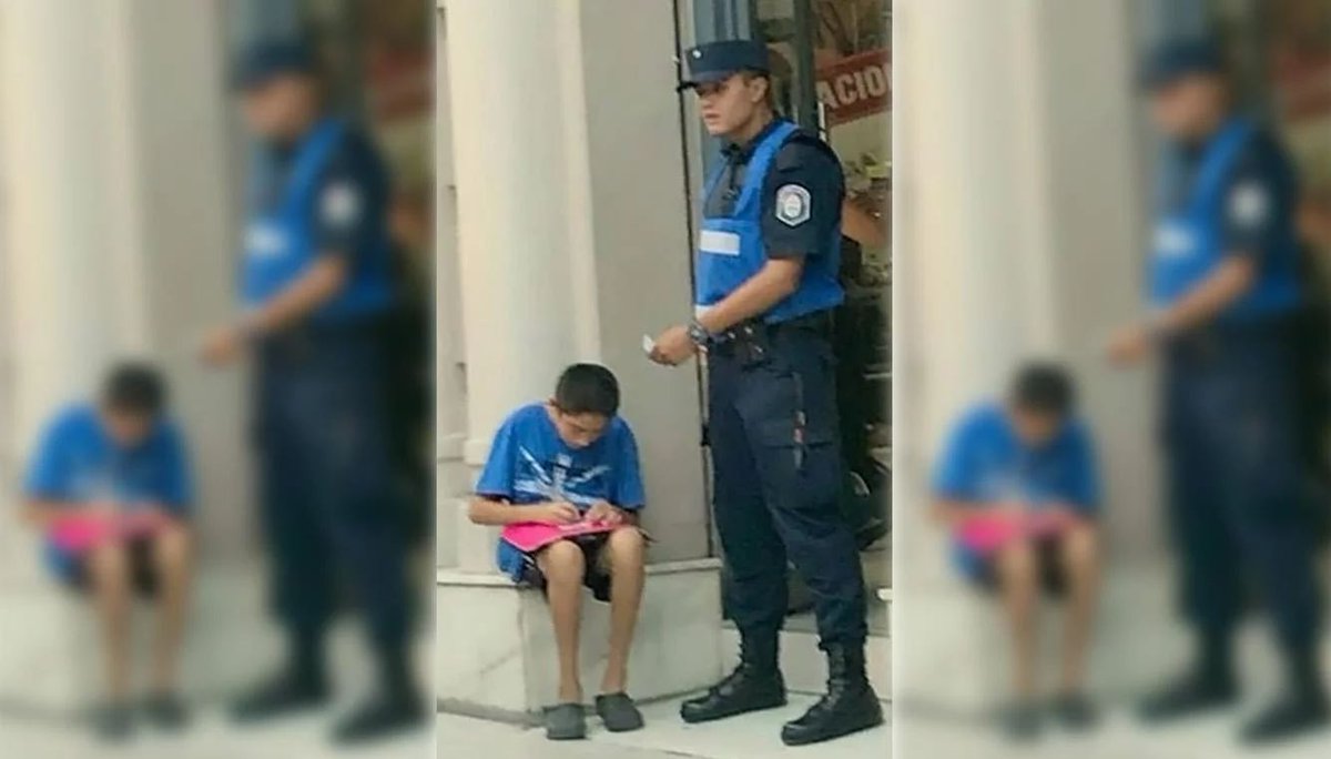 todonoticias's tweet photo. La conmovedora foto de un policía que ayuda a estudiar a un nene en la calle
https://t.co/cGz0e9GraW https://t.co/Ev80sb3m9V