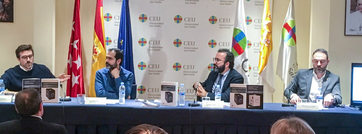 ariasandgli's tweet photo. Una foto a la foto? La segunda parte de la presentación de #CameraHandling es una conversación de autores y editor, con la #fotografía como protagonista. https://t.co/rajVAeOFTI