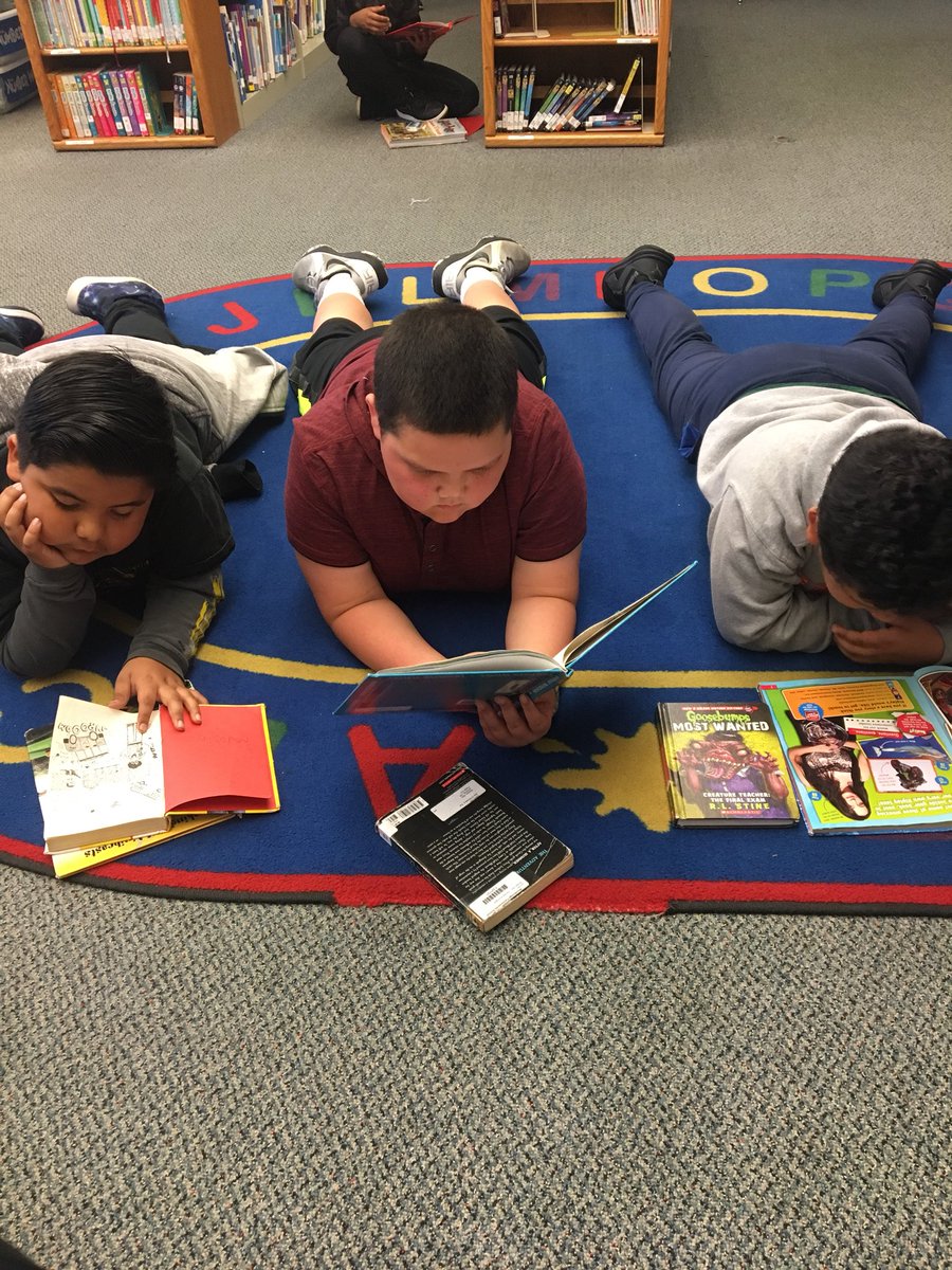ms_paese's tweet photo. ❤️📚. #woodbridgewoodchucks #read #reading #books https://t.co/hHRpNIcEA6
