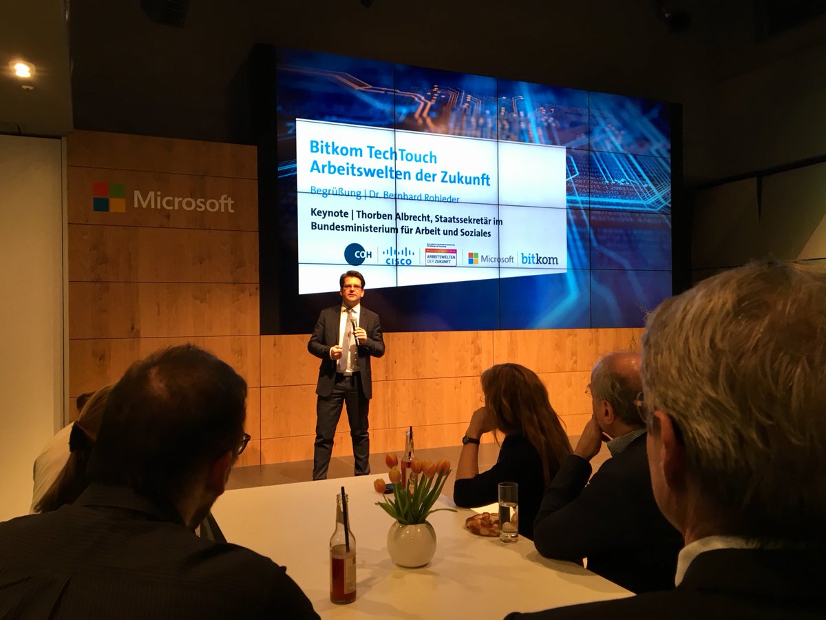 isi_schaar's tweet image. #Arbeit4.0 Nehmen uns Roboter die Arbeit weg?! Spannende Keynote beim @Bitkom #TechTouch von @ThorbenAlbrecht @MicrosoftBerlin #Digitalisierung