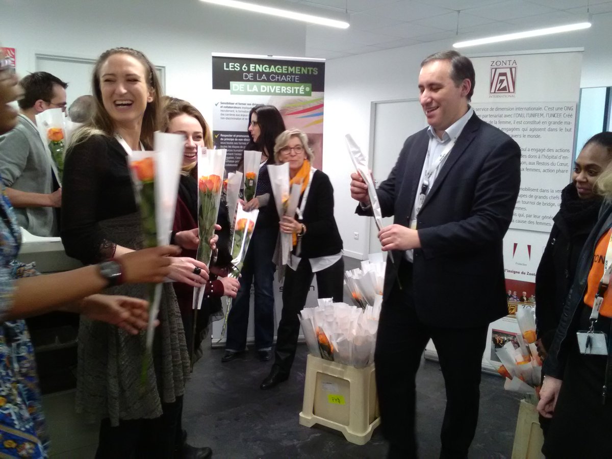 Soneo_maxeville's tweet photo. La #JourneeDeLaFemme à Socam ! En partenariat avec #association #zonta ! Une rose pour chaque femme et remise en direct ! 👍🌹👩👱‍♀️👸 https://t.co/7e1vaaedgu