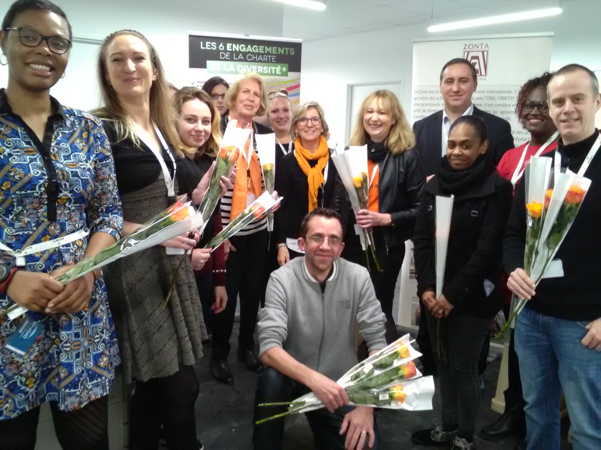 Soneo_maxeville's tweet photo. La #JourneeDeLaFemme à Socam ! En partenariat avec #association #zonta ! Une rose pour chaque femme et remise en direct ! 👍🌹👩👱‍♀️👸 https://t.co/7e1vaaedgu