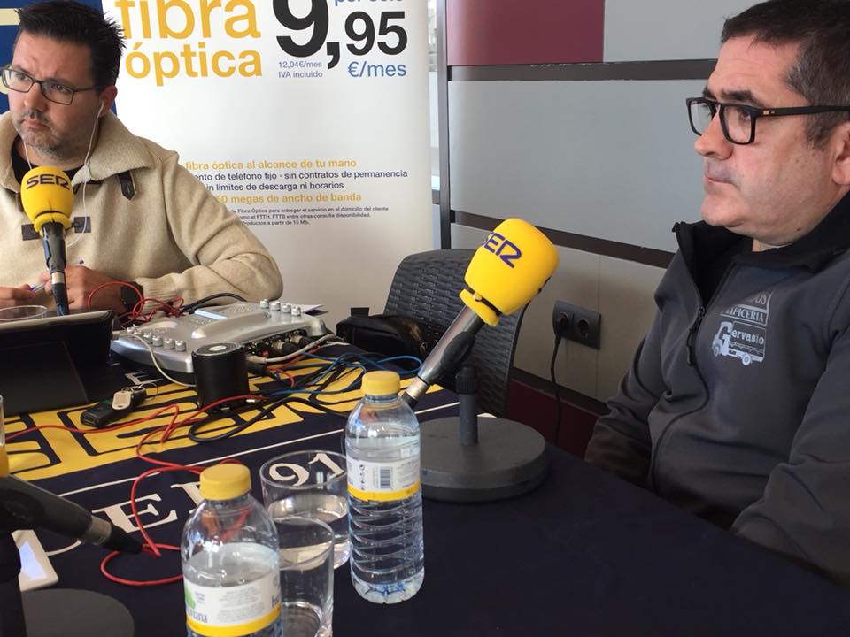 Asempaz's tweet photo. Hoy en directo @CadenaSerTeruel desde @RestauranteAlfonsoII su gerente Juan Vicente Ruiz, Alejandro Monfort presidente @Asempaz el Concejal de industria José Manuel Valmaña y los representantes de empresas @Rimauto @GervasioDecoración @FreeTime @Seguprot @M&amp;CSportCenter. Gracias https://t.co/pjEGyzRL1H