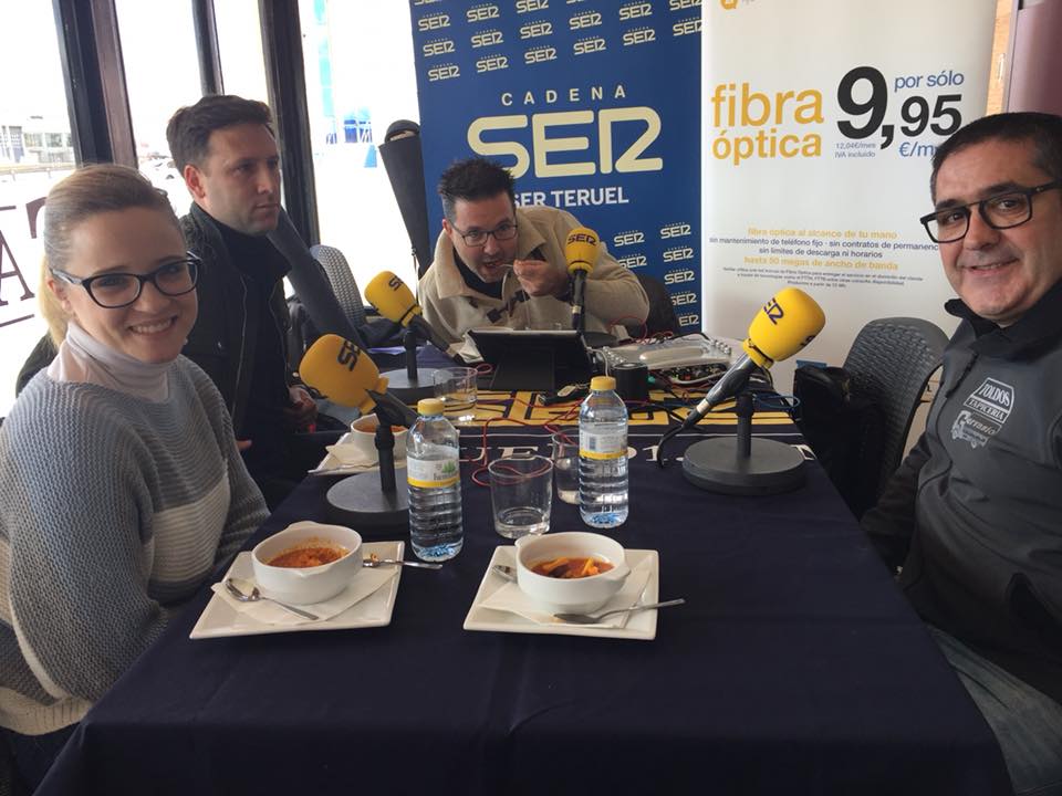Asempaz's tweet photo. Hoy en directo @CadenaSerTeruel desde @RestauranteAlfonsoII su gerente Juan Vicente Ruiz, Alejandro Monfort presidente @Asempaz el Concejal de industria José Manuel Valmaña y los representantes de empresas @Rimauto @GervasioDecoración @FreeTime @Seguprot @M&amp;CSportCenter. Gracias https://t.co/pjEGyzRL1H