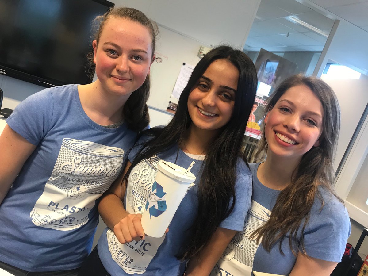 Deze dames wonnen Het Beste Idee, een wedstrijd voor VWO-5 leerlingen van het Augustinianum. Het deksel van deze beker is veel beter voor het milieu <a href="/omroepbrabant/">Omroep Brabant</a>