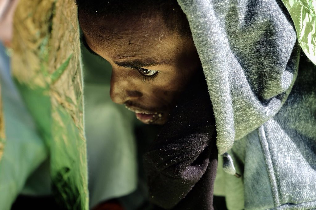 campsoscar's tweet photo. Era una Persona.En el barco, dijo que tenía de 22 años, se llamaba Segen,Eritreo y estuvo preso en Libia durante 19 meses.Le rescatamos del Mediterráneo el domingo junto 93 personas y trasladado a un hospital justo al llegar a puerto en Sicilia¿Hoy muere por desnutrición severa? https://t.co/DbcjHQKgB3