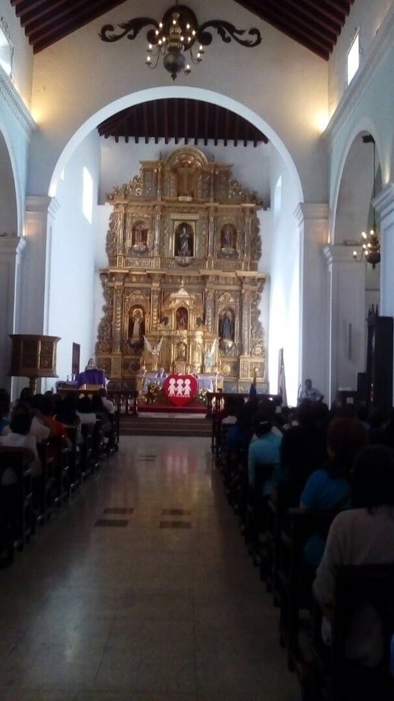 FeyAlegriaVE's tweet photo. En este instante se lleva a cabo la eucaristía por el aniversario #63 de nuestro movimiento educativo. https://t.co/6c6PsXLgjt