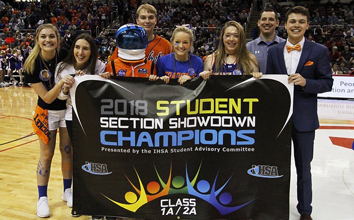 IHSA_IL's tweet image. 🧑👩👨👱‍♀️🧔👱‍♂️🧑👩👨👱‍♀️🧔👱‍♂️🧑👩👨👱‍♀️🧔👱‍♂️🧑👩👨
Okawville High School's Student Section repeated as 1A/2A @IHSA_IL #StudentSection Showdown champs at @IHSAState #Basketball on Saturday! Congrats @ohs_student_sec!!! 

🧡💙 ihsa.org/IHSAState/IHSA… #IHSA
