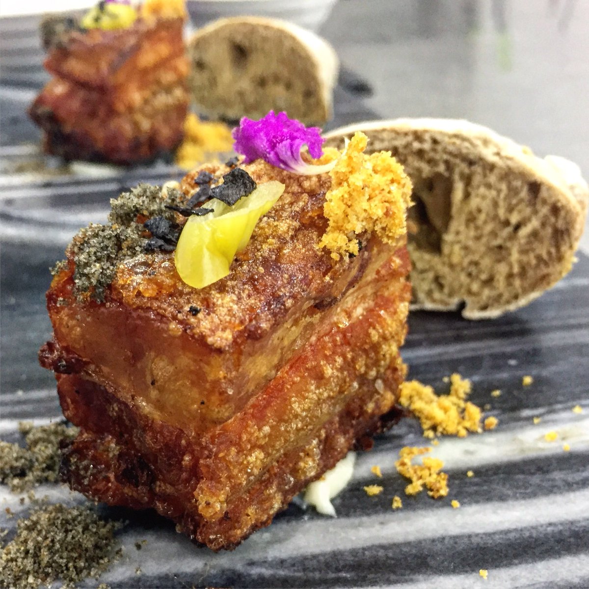 TeresaAzafran's tweet photo. #TorreznoTime!
Asado en brasas de romero y luego frito, acompañado de #piparra y #pan casero de #ajonegro.
#Torreznos 💜🐽 #RteAzafran #Villarrobledo https://t.co/FPjDRc9tH9