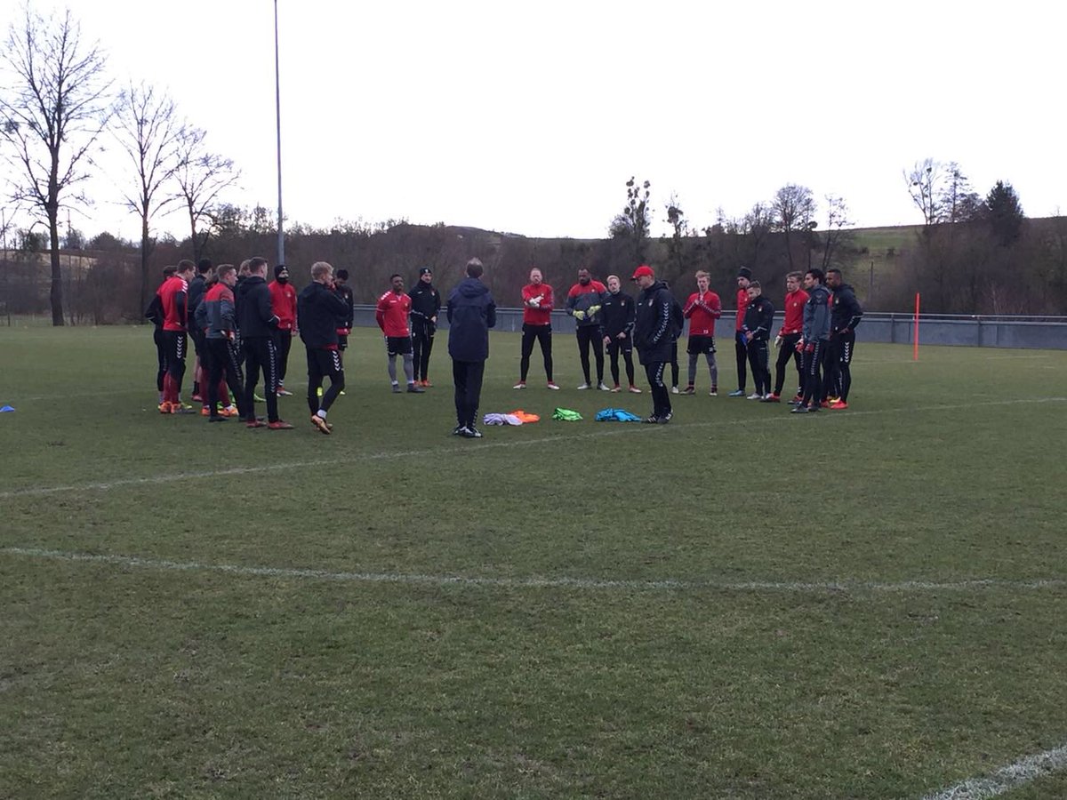 sgaspach's tweet photo. ⚽️🔴⚫️💪 Unsere Jungs stehen heute Nachmittag wieder auf dem Platz und bereiten sich auf das Flutlichtspiel am Freitag in Köln vor. #FORSGA #Dorfklub #Training https://t.co/SWXEgdeqS1