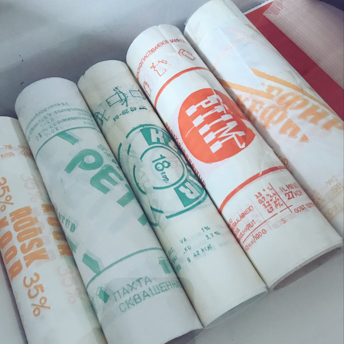 popkornhjerne's tweet photo. På trykkstart hos leverandør i dag fikk vi bl.a. se 80-talls design på estiske melkeflasker🥛 På tide å få litt retro design i hyllene i Norge @QBentM ? ✌🏼🤓 #tempotempo #estland #tartu #omvisning #retro #melkeflaske #nymotensgreier #dengangda https://t.co/MH62a4X8Yy