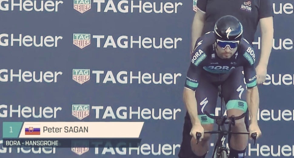 diegovos_'s tweet photo. Un look extraño en Peter Sagan; sin ningún maillot distintivo, salvo el de su patrocinador, el Bora Hansgrohe. Algo único. En esta carrera ha ocurrido dos veces: en la CRE y hoy. #TirrenoAdriatico https://t.co/5D9Zs3RZ3Y