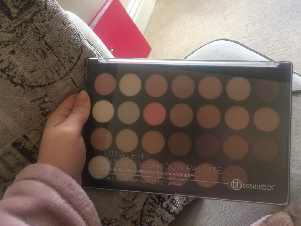 New eyeshadow palette finally came!! Thank you again <a href="/kitglow/">glowkit ✨</a> 😍✨