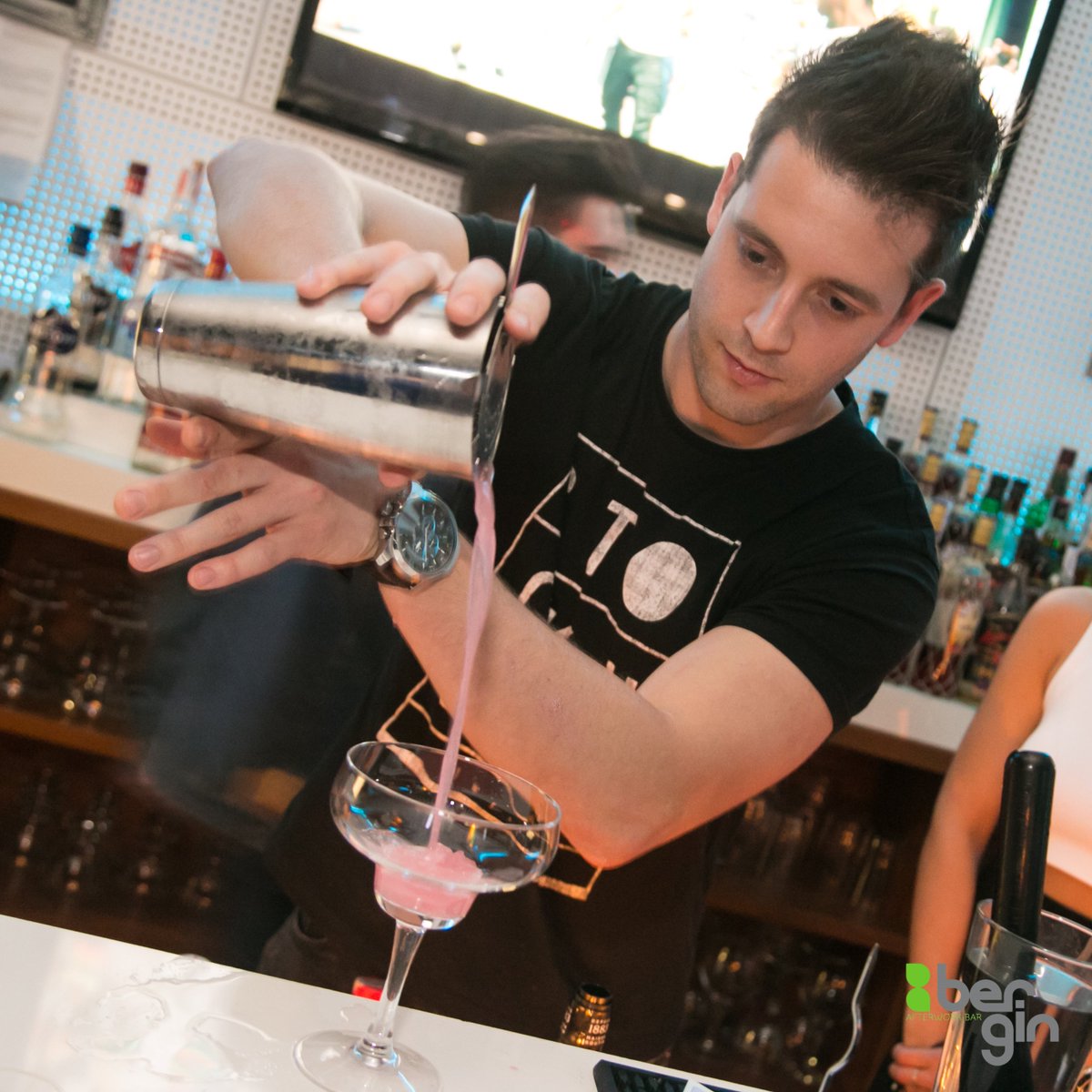 Cócteles con mucho esmero ;) uno de vuestros preferidos, el daikiri de fresa #Coruña #BerginAfterwork