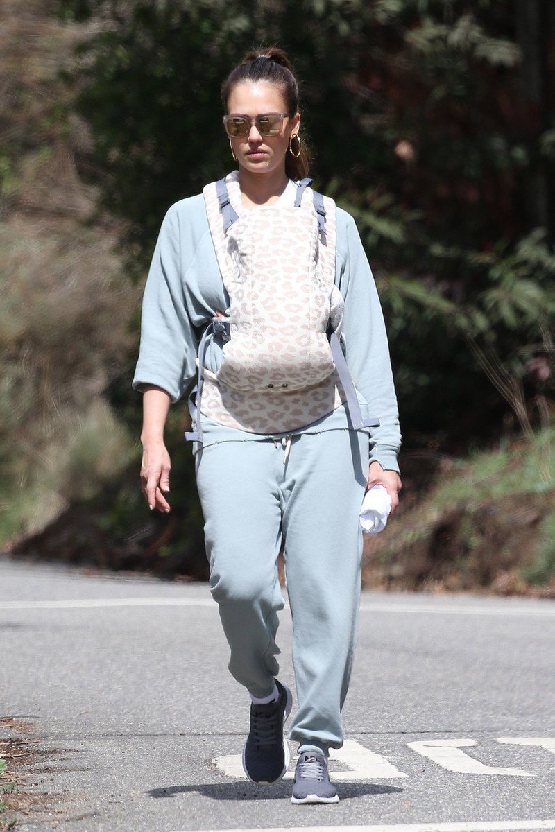 JAlbaFrance's tweet photo. #CANDID : @jessicaalba &amp; son fils Hayes à Los Angeles ce 03 Mars. https://t.co/BtMmTvNJ7b https://t.co/eF61jT4NFV