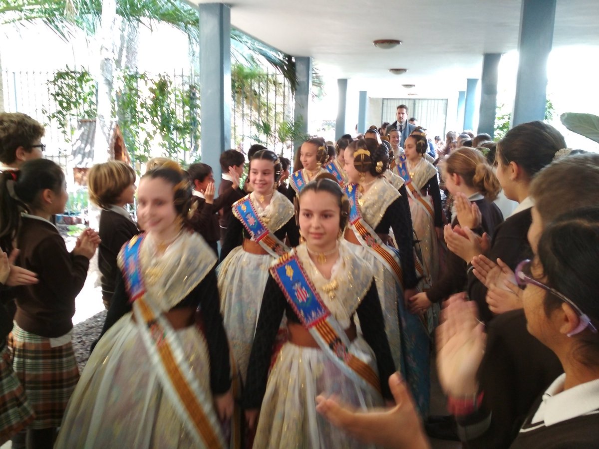 MeMyriam1's tweet photo. @MeMyriam1 @colegioicm @colegiosMD Nuestro Colegio recibe emocionado a la Fallera Mayor Infantil y a su Corte Mayor. Felicidades para todas y mil gracias de vuestra visita en Honor a San José. Un fuerte abrazo de corazón a Marina Giménez💞💥😱🎵😀😍 https://t.co/2a3zgsrSPc