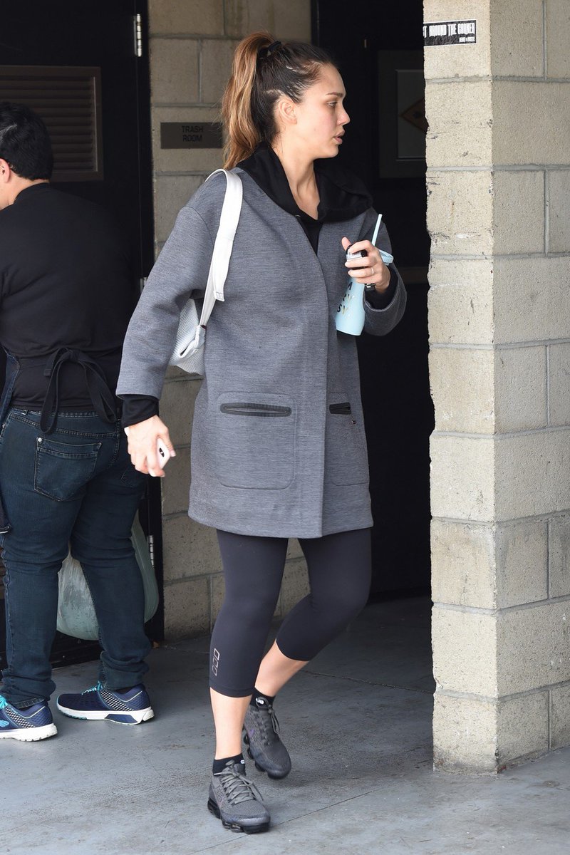 JAlbaFrance's tweet photo. #CANDID : @jessicaalba quittant son cours de gym à Los Angeles ce 07 Mars. https://t.co/gHjQqxCaAh https://t.co/RSgKXIqyGP